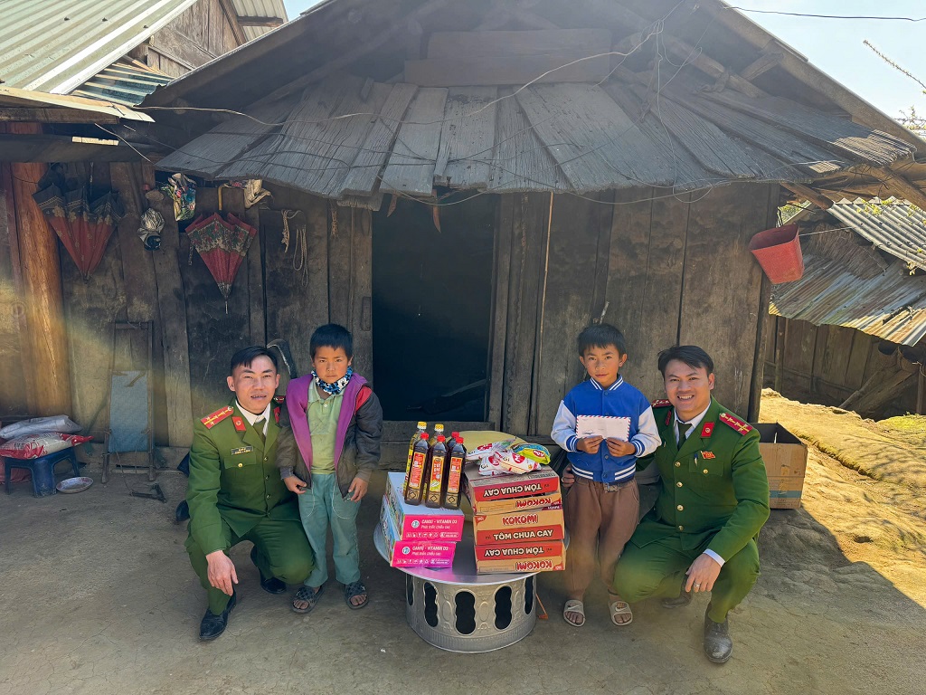 Công an xã Mường Xén thăm, động viên và tặng quà Tết 