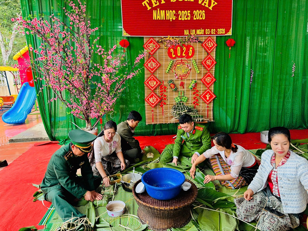 Công an xã Na Loi phối hợp tổ chức gói bánh chưng tặng học sinh