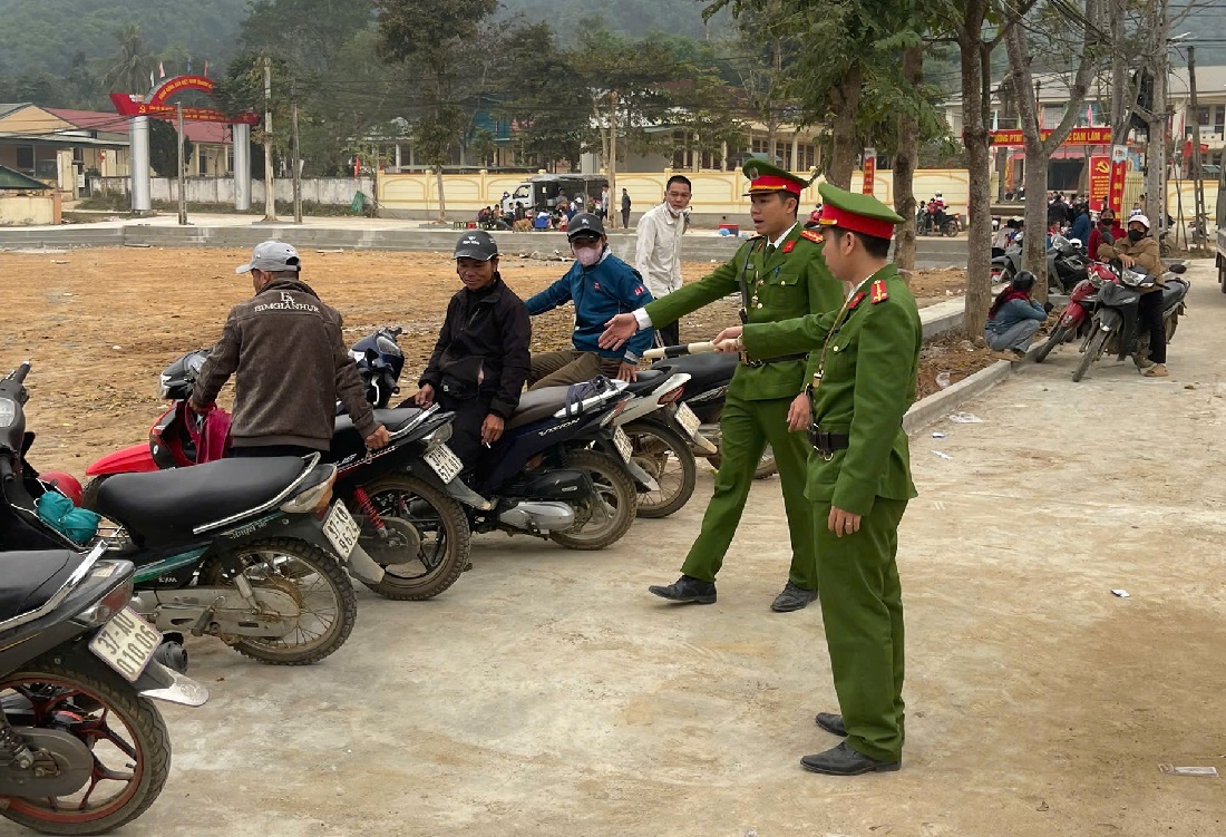 Công an xã Cam Phục ra quân bảo đảm trật tự an toàn giao thông dịp Tết Nguyên đán