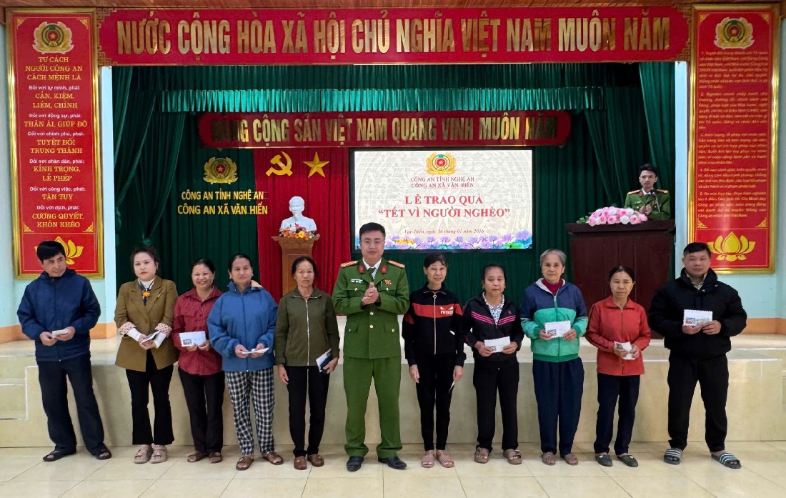 Công an xã Văn Hiến trao quà 