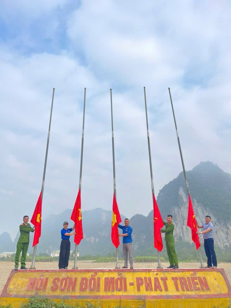 Vận động người dân treo cờ Tổ quốc