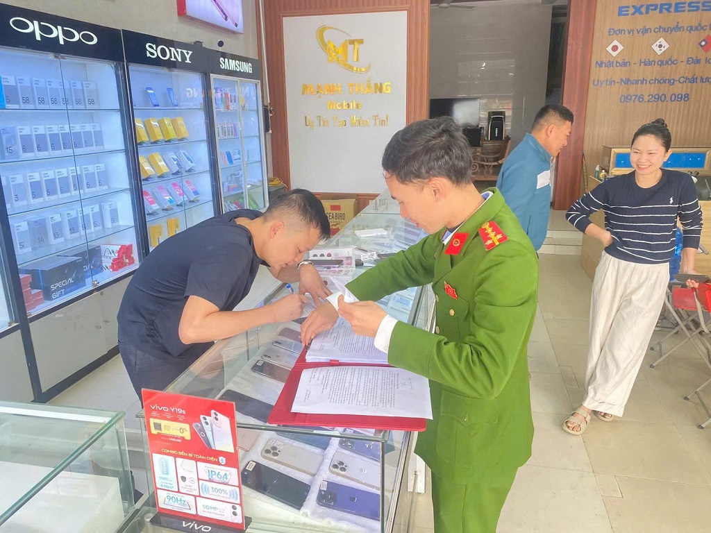 Kiểm tra, hướng dẫn ngân hàng, cơ sở kinh doanh chủ động phòng ngừa tội phạm dịp cuối năm