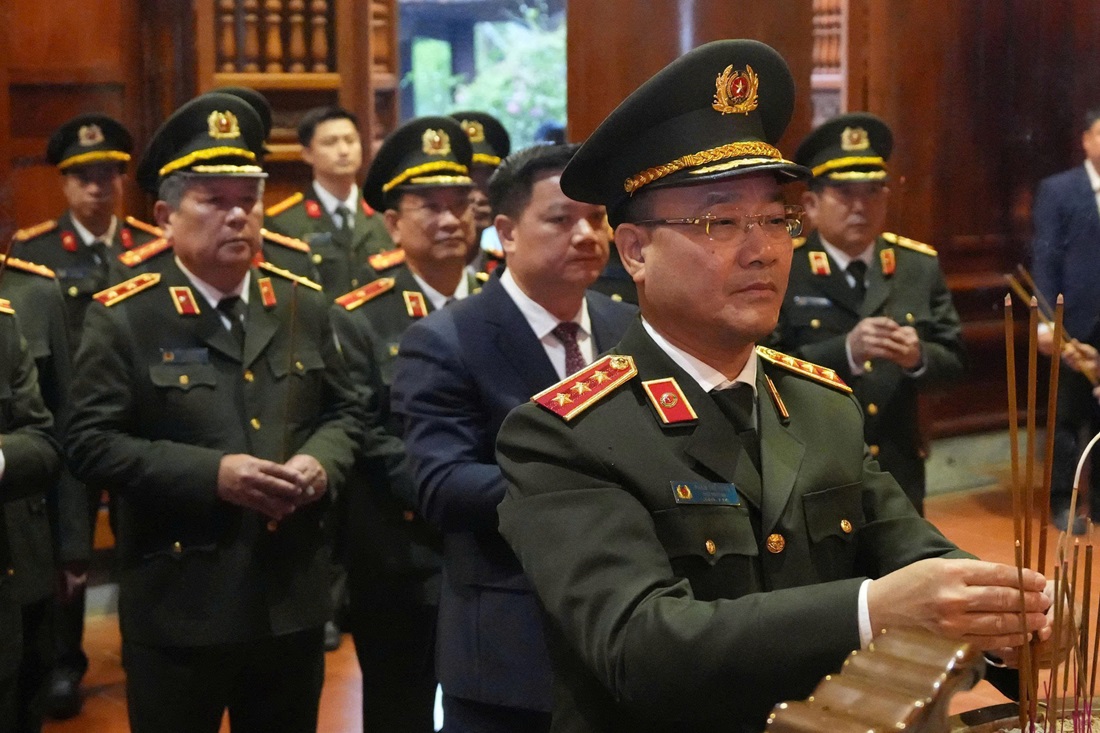 Thứ trưởng Phạm Thế Tùng dâng hoa, dâng hương tưởng niệm Chủ tịch Hồ Chí Minh tại Khu di tích lịch sử Quốc gia đặc biệt Kim Liên