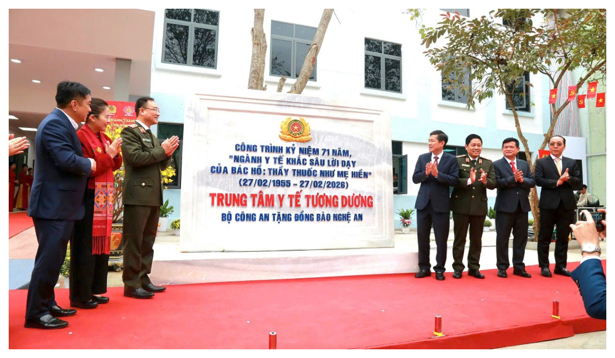 Thứ trưởng Bộ Công an Phạm Thế Tùng dự Lễ khánh thành công trình tòa nhà khám, chữa bệnh Trung tâm Y tế Tương Dương