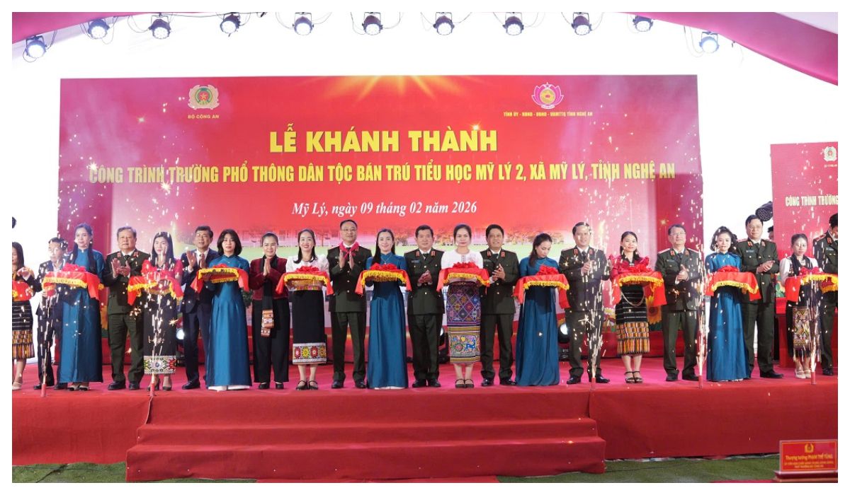 Thứ trưởng Phạm Thế Tùng dự Lễ khánh thành Trường Phổ thông dân tộc bán trú tiểu học Mỹ Lý 2, tỉnh Nghệ An