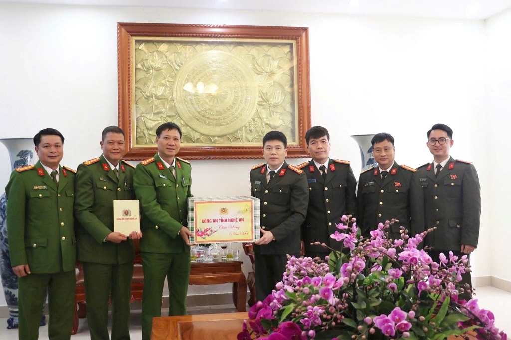 Công an tỉnh Nghệ An tặng quà chúc Tết Trung đoàn Cảnh sát Cơ động Bắc Trung Bộ