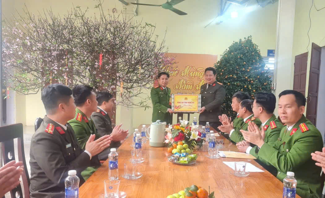Đồng chí Đại tá Nguyễn Duy Thanh, Phó Giám đốc Công an tỉnh tặng quà, động viên Công an phường Hoàng Mai