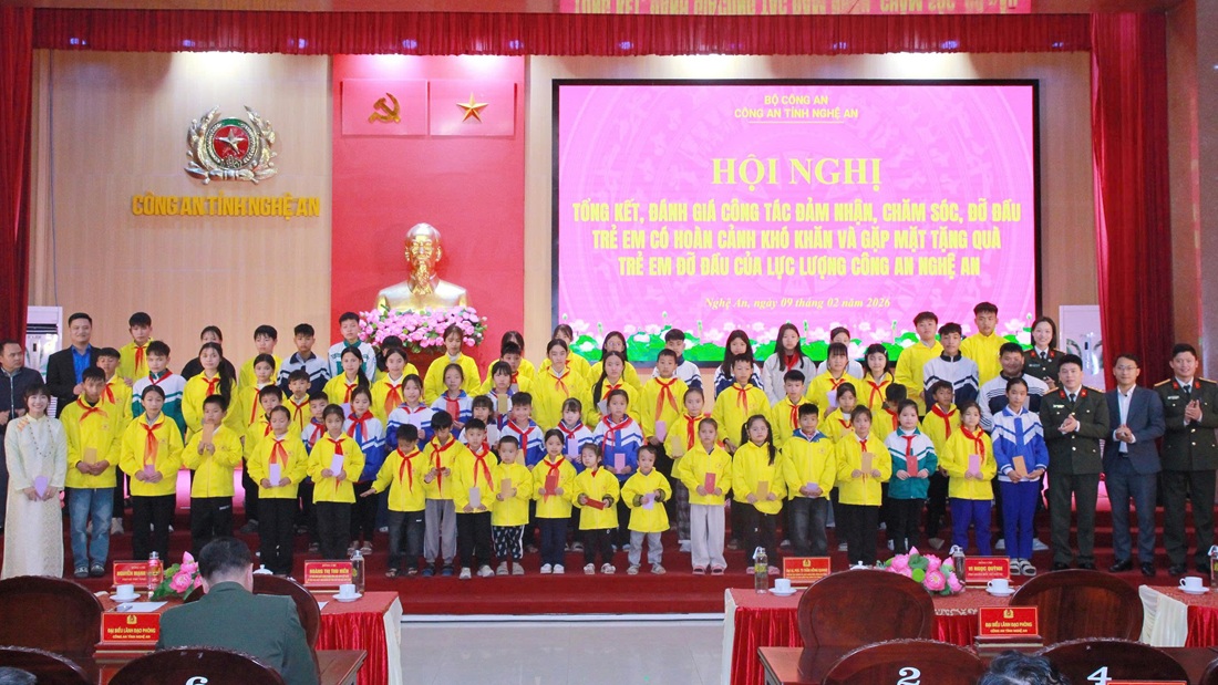 Tổng kết, đánh giá việc đảm nhận, chăm sóc, đỡ đầu trẻ em có hoàn cảnh khó khăn và gặp mặt, tặng quà trẻ em đỡ đầu