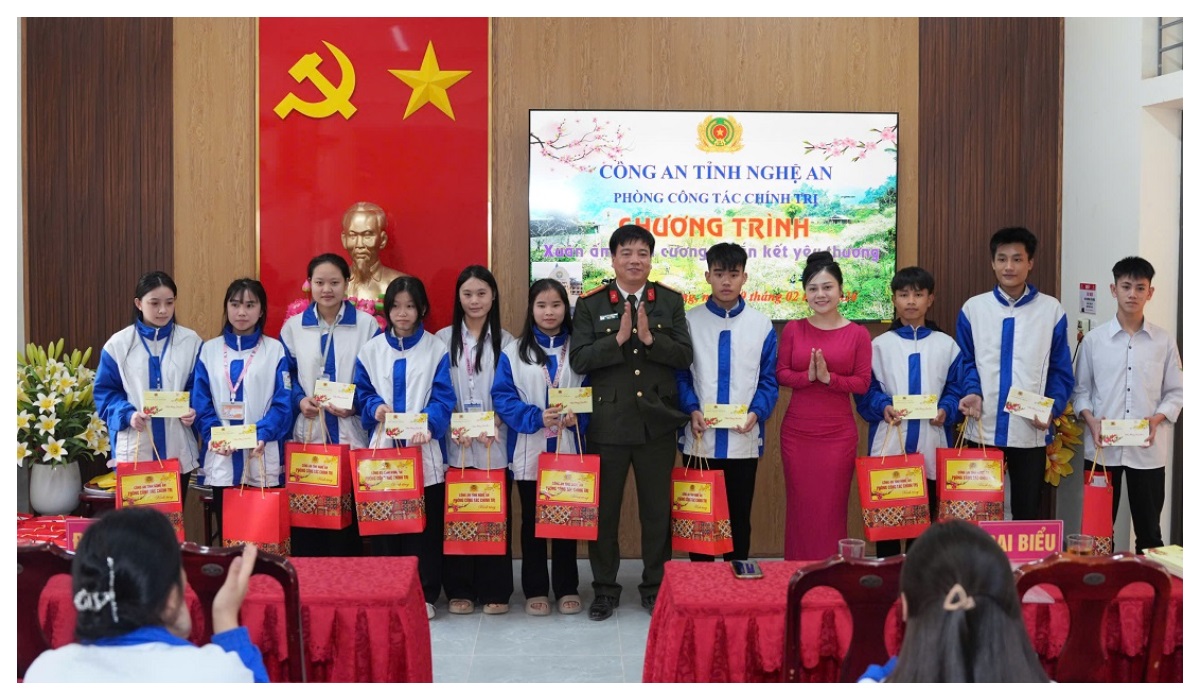 Trao 50 suất quà tặng học sinh có hoàn cảnh khó khăn ở xã Tương Dương