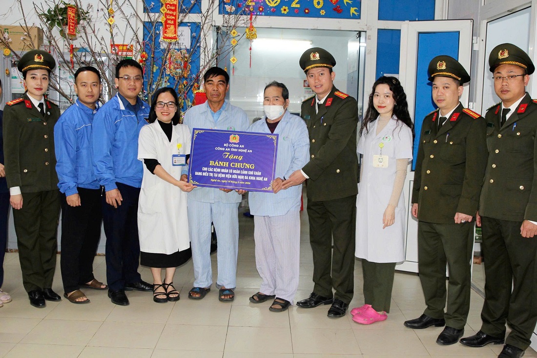 Tặng bánh chưng đến bệnh nhân điều trị tại Bệnh viện Hữu nghị đa khoa Nghệ An
