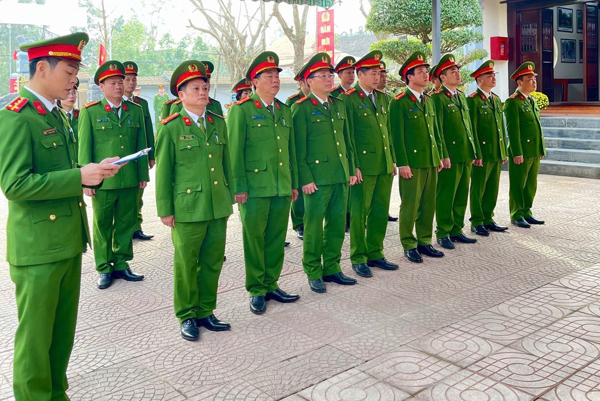 Phòng Cảnh sát hình sự dâng hoa, dâng hương tưởng niệm đồng chí Trần Quốc Hoàn