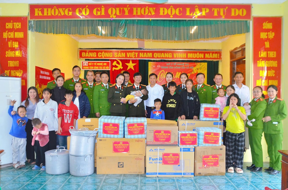 Thăm, tặng quà Trung tâm Công tác xã hội tỉnh