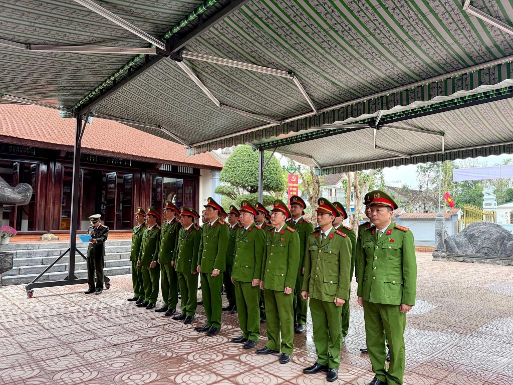 Công an phường Trường Vinh dâng hương, dâng hoa tưởng niệm đồng chí Trần Quốc Hoàn