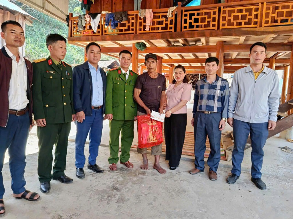 Công an xã Bắc Lý tặng quà, tri ân nguyên lãnh đạo xã, người có công với cách mạng