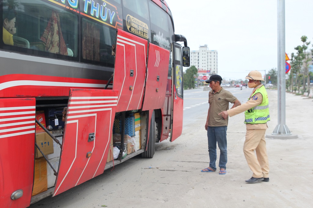 Công an Nghệ An tăng cường kiểm tra hoạt động vận tải hành khách