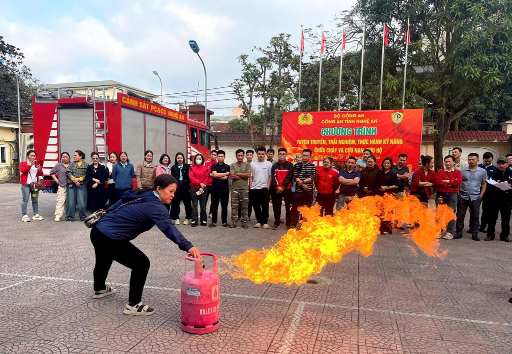 Tuyên truyền, trải nghiệm thực hành kỹ năng PCCC và CNCH dịp Tết Nguyên đán 2026