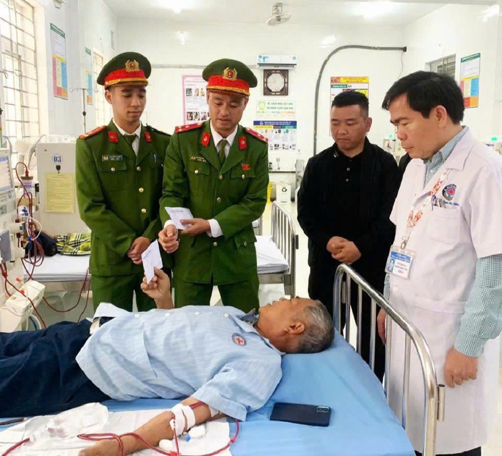 Trao yêu thương tới người bệnh dịp cận Tết