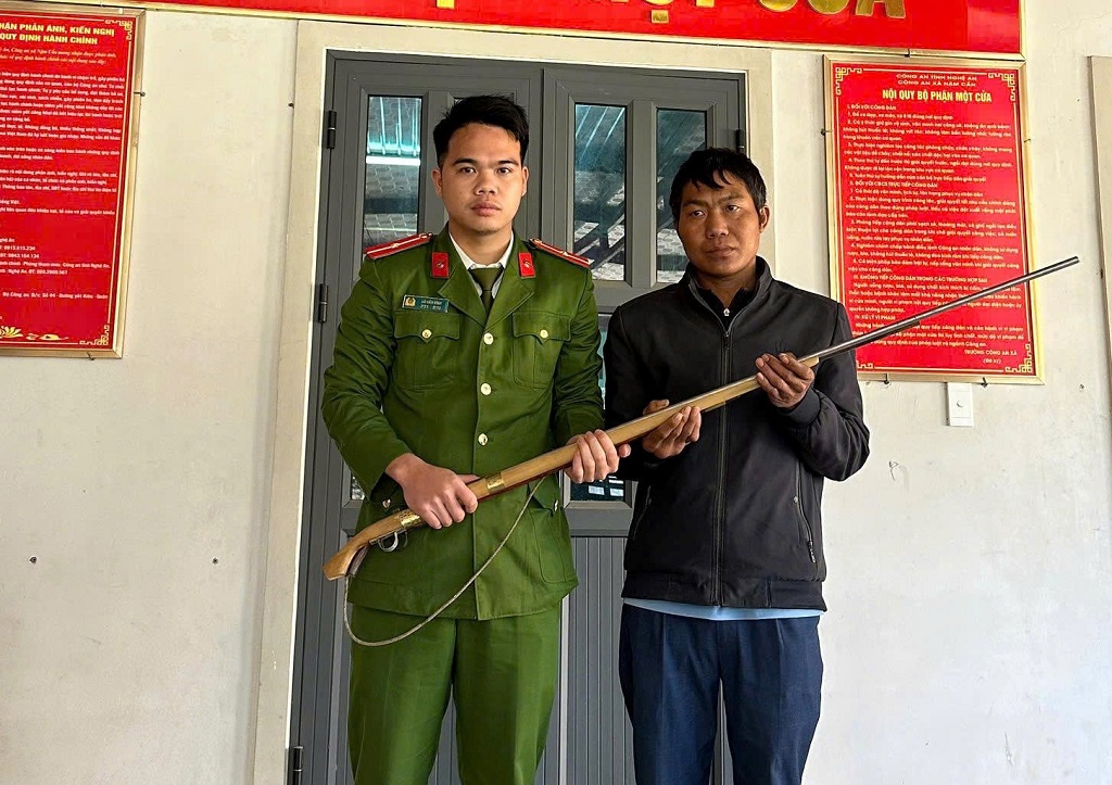 Người dân xã Nậm Cắn tự nguyện giao nộp súng tự chế