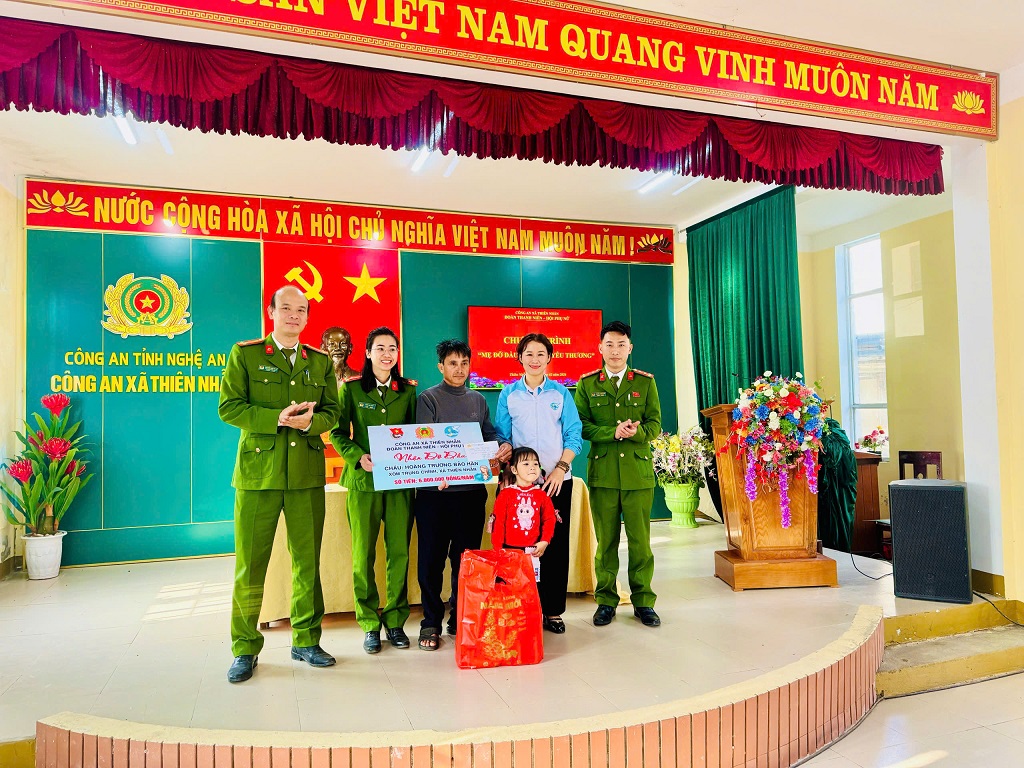 Công an xã Thiên Nhẫn nhận đỡ đầu trẻ em có hoàn cảnh đặc biệt khó khăn