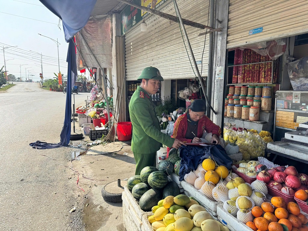 Công an xã Kim Bảng tuyên truyền, giải tỏa hành lang ATGT