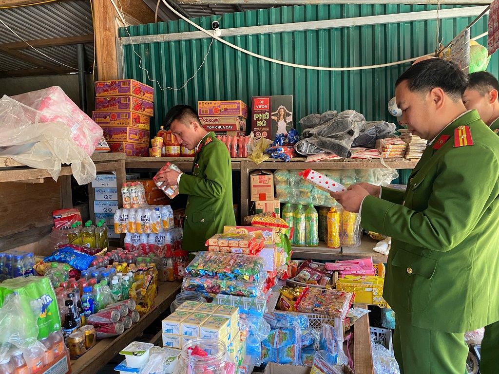 Công an xã Mường Lống kiểm tra, rà soát hàng giả, hàng kém chất lượng