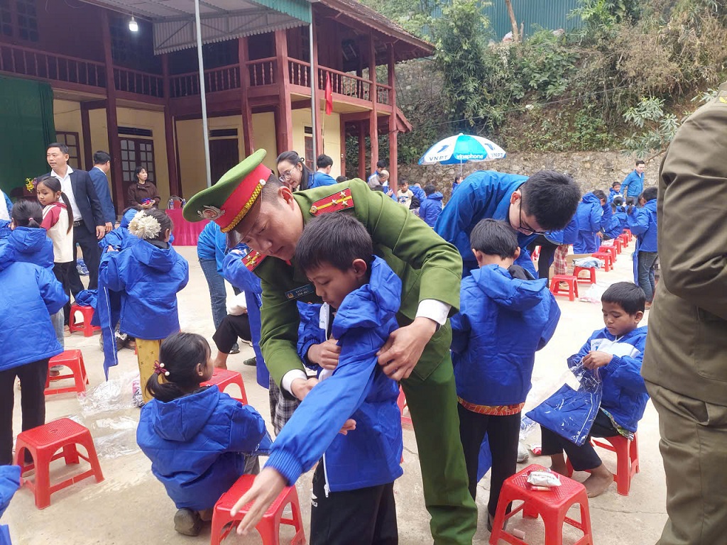 Công an xã Hữu Kiệm phối hợp trao quà Tết tặng học sinh