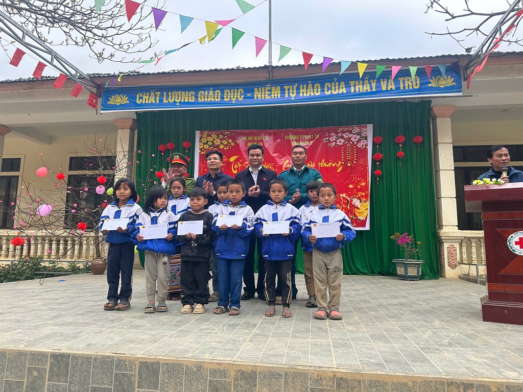 Công an xã Hữu Kiệm trao quà Tết tặng học sinh và người dân