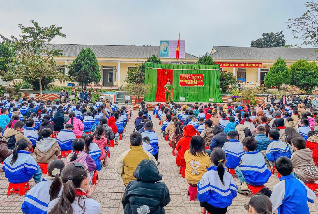 Công an xã Châu Khê tuyên truyền, phổ biến pháp luật cho học sinh tiểu học
