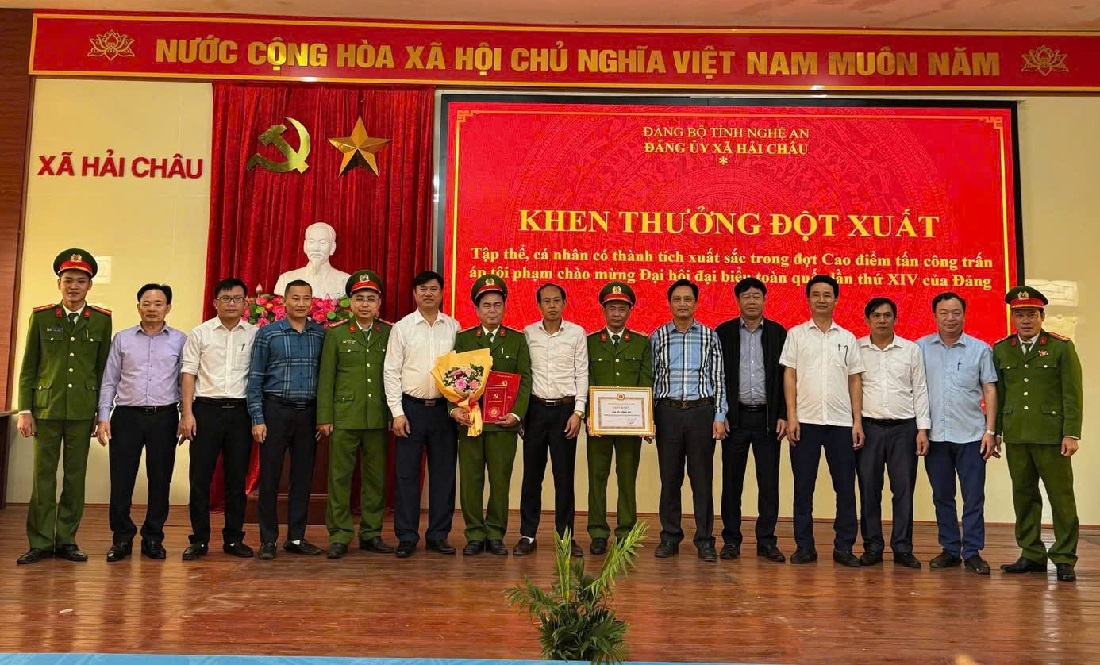 Khen thưởng Công an xã có thành tích xuất sắc trong đợt cao điểm tấn công, trấn áp tội phạm