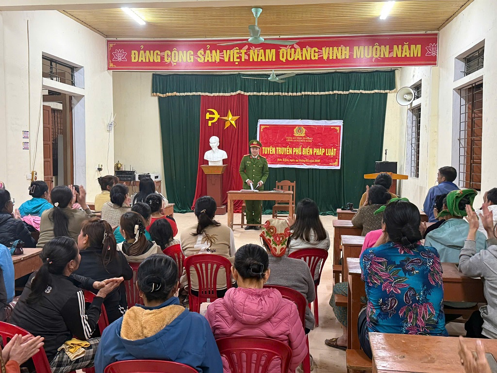 Công an xã Hữu Kiệm tuyên truyền, phổ biến pháp luật tại bản Xốp Thặng