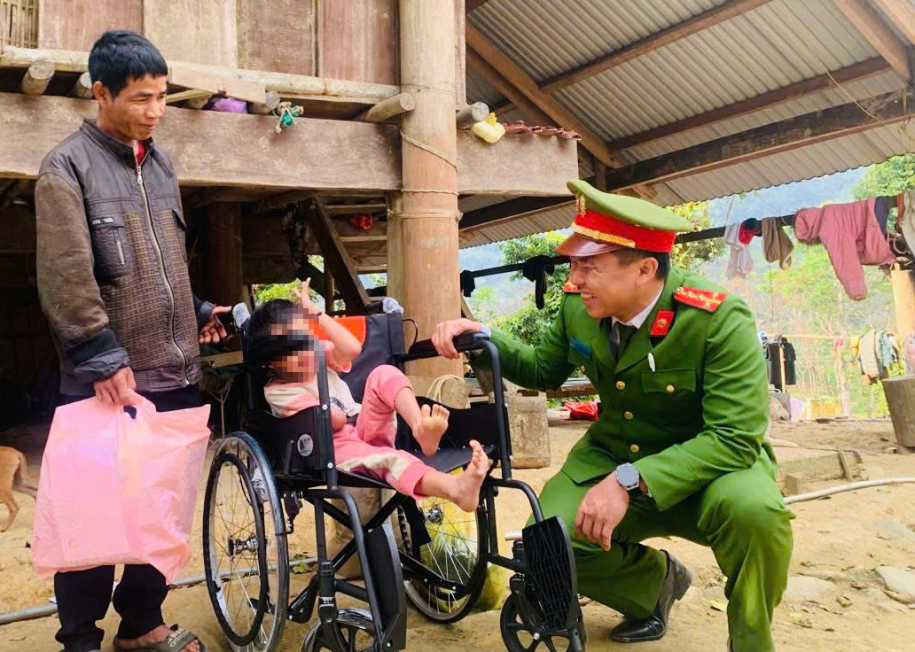 Công an xã Môn Sơn chung tay hỗ trợ người dân có cảnh khó khăn