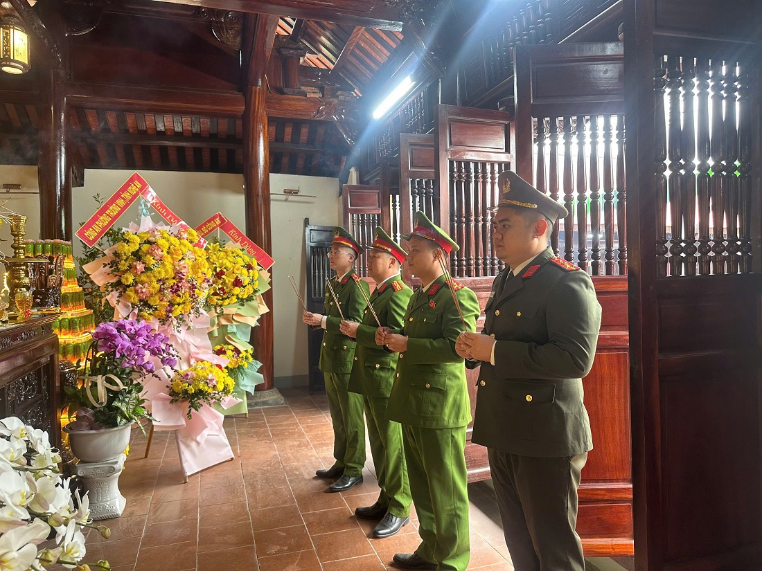 Công an xã Quế Phong dâng hoa, dâng hương tưởng niệm đồng chí Trần Quốc Hoàn