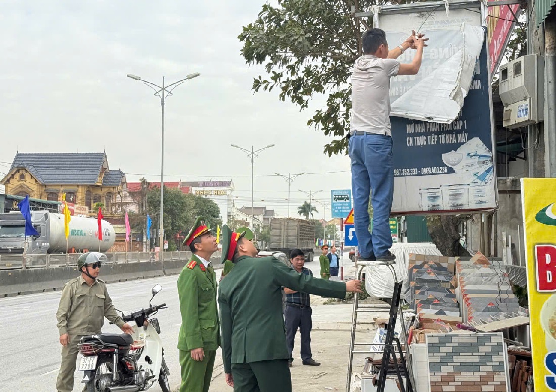 Công an phường Quỳnh Mai ra quân giải tỏa hành lang an toàn giao thông