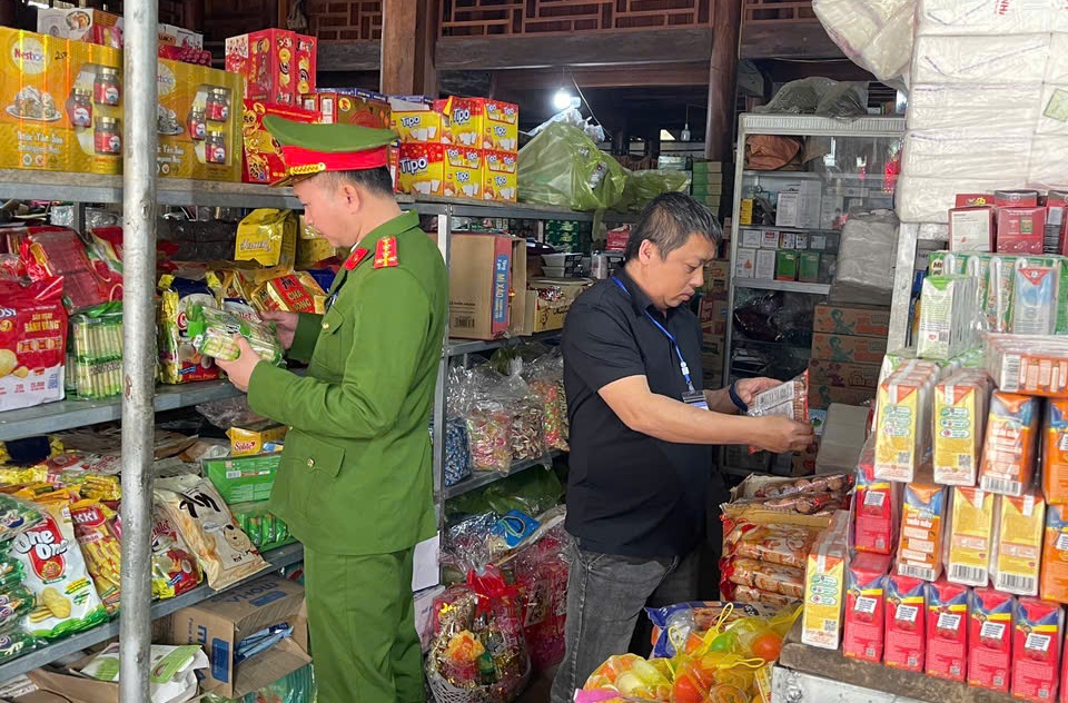 Công an xã Thông Thụ tăng cường kiểm tra an toàn thực phẩm dịp Tết Nguyên đán