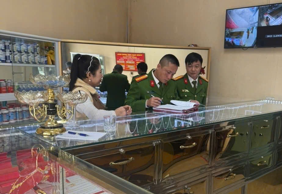 Công an xã Thuần Trung tuyên truyền phòng, chống trộm cướp, lừa đảo dịp cận Tết