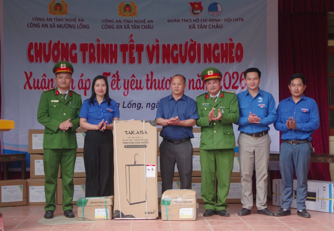 Công an xã Tân Châu mang Tết ấm đến miền Tây xứ Nghệ