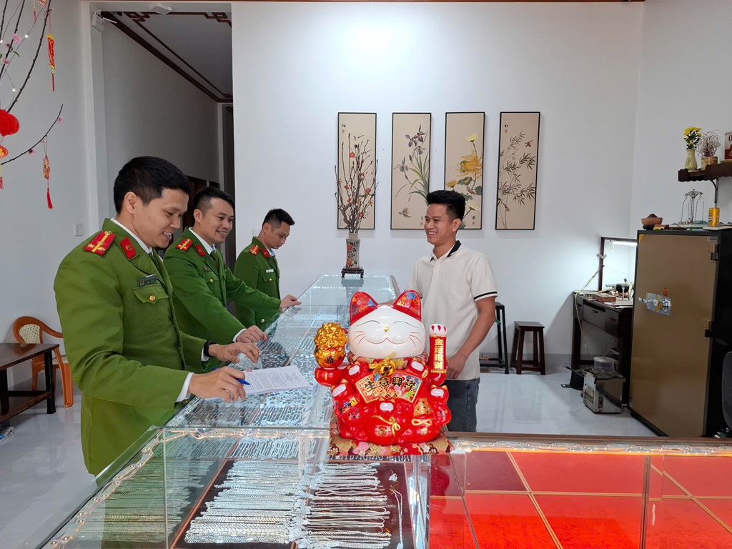 Công an xã Nghĩa Đàn chủ động bảo đảm an ninh, an toàn tại cơ sở kinh doanh vàng bạc
