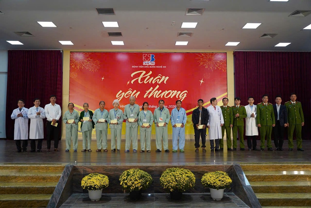 Công an xã Thần Lĩnh trao quà Tết tặng bệnh nhân có hoàn cảnh khó khăn