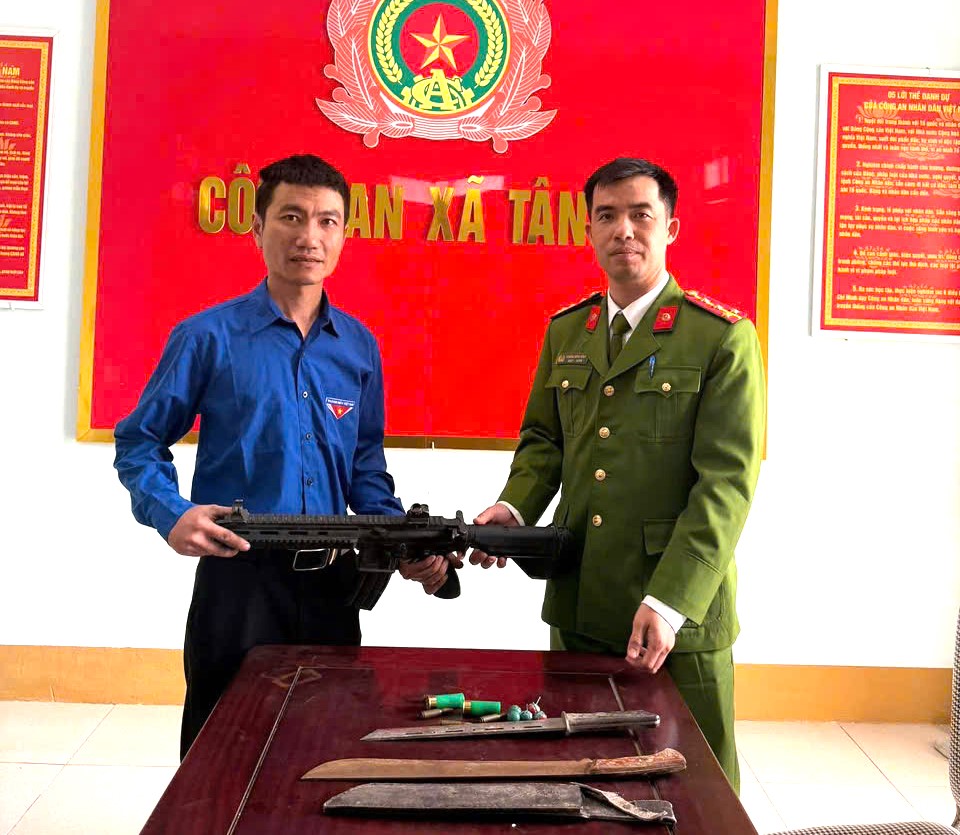 Công an xã Tân Kỳ tuyên truyền, vận động thu hồi vũ khí, vật liệu nổ, công cụ hỗ trợ
