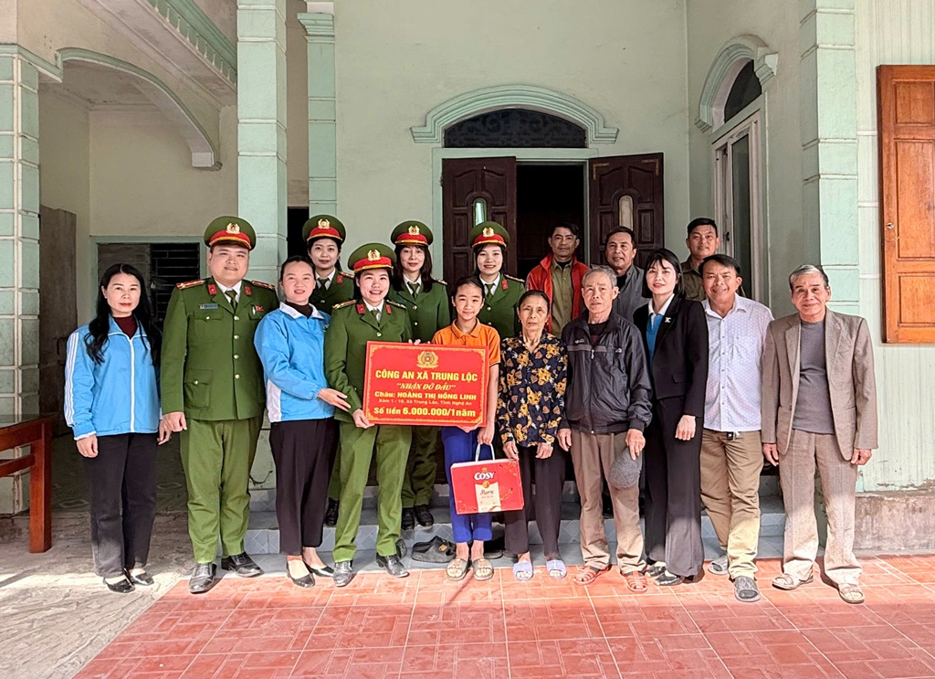 Công an xã Trung Lộc nhận đỡ đầu trẻ mồ côi có hoàn cảnh khó khăn