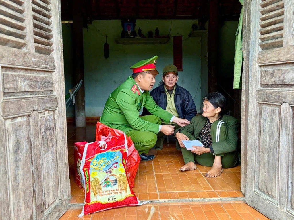 Công an xã Nghĩa Mai trao quà tặng gia đình có hoàn cảnh đặc biệt khó khăn