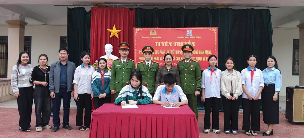 Công an xã Thần Lĩnh tuyên truyền, phổ biến pháp luật tại trường học