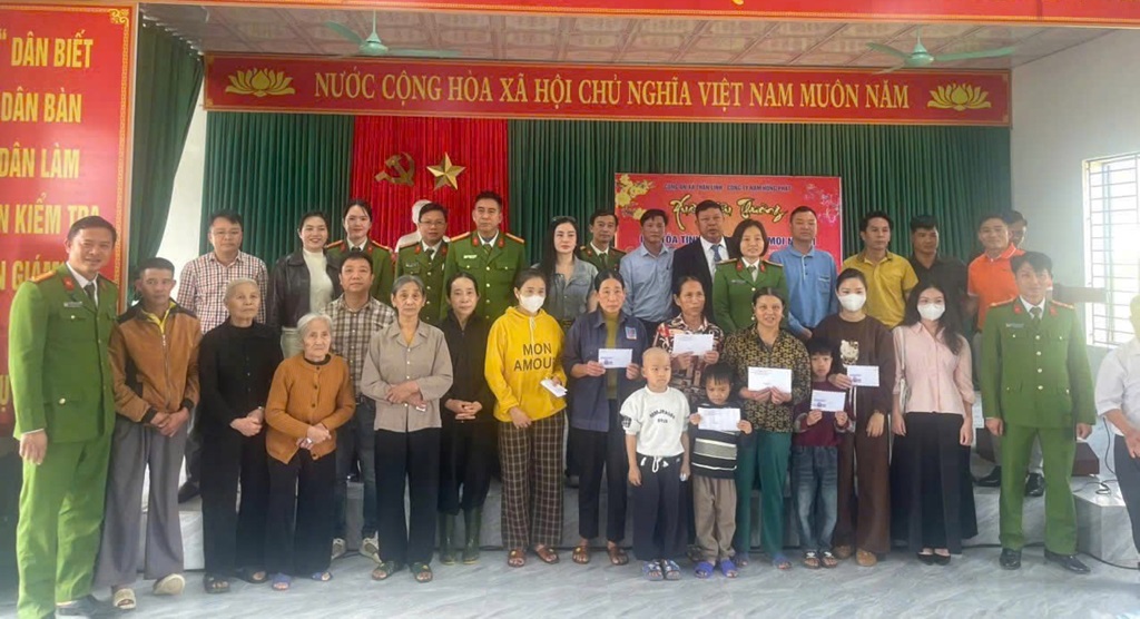 Công an xã Thần Lĩnh trao 40 suất quà Tết tại Giáo xứ Thanh Sơn