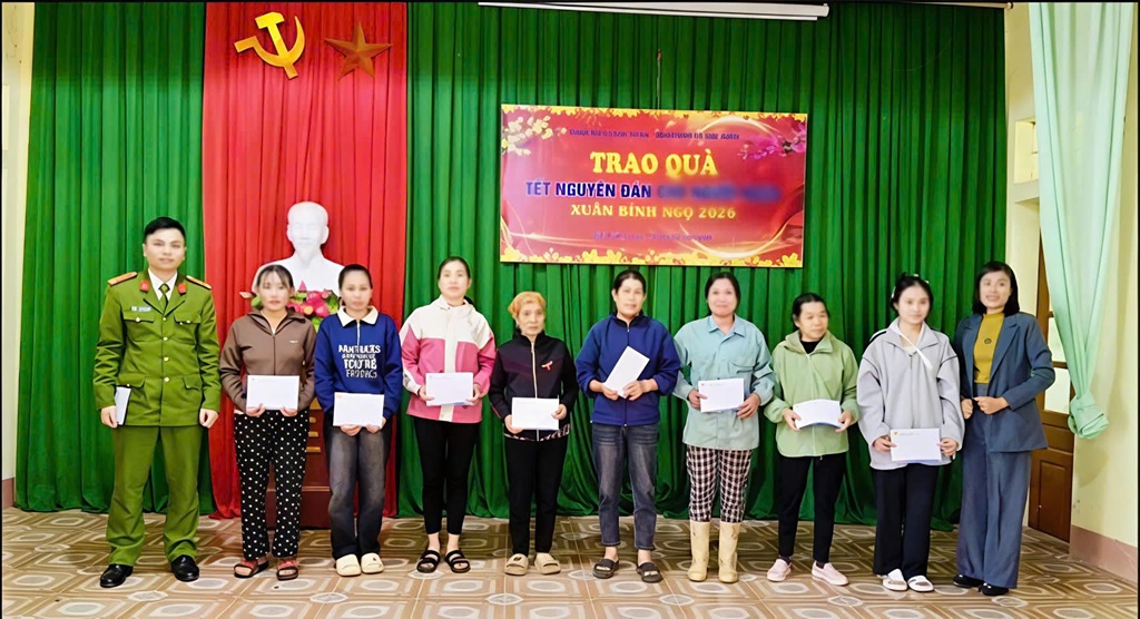 Công an xã Giai Xuân trao quà tặng hộ gia đình có hoàn cảnh khó khăn