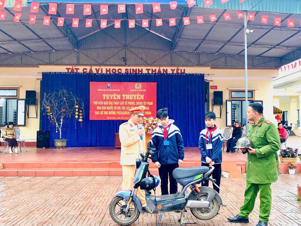 Công an xã Nghĩa Đàn tuyên truyền pháp luật tại trường học