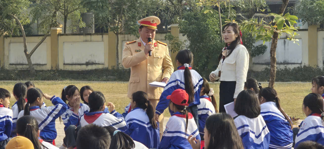 Công an xã Quảng Châu phối hợp tuyên truyền pháp luật về an toàn giao thông