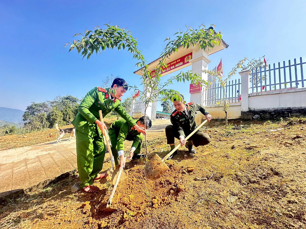 Công an xã Na Ngoi hưởng ứng 