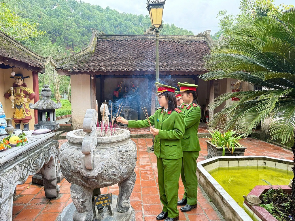 Chi hội Phụ nữ Công an xã Vạn An dâng hương tại Khu mộ Vua Mai Hắc Đế