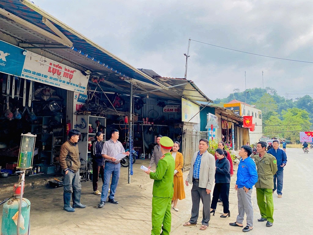 Công an xã Yên Na ra quân giải tỏa vi phạm, chống lấn chiếm hành lang ATGT