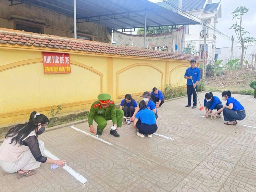 Công an xã Giai Xuân kẻ vạch đỗ xe khu vực trước cổng trường